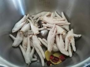 放入处理好的鸡爪，