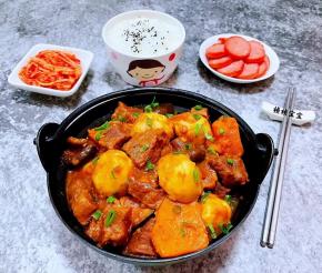 美味可口的牛肉炖芋头装入容器中就大功告成了