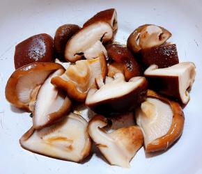 处理好的香菇沥干水分切成大小均匀的块状