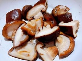 处理好的香菇沥干水分切成大小均匀的块状