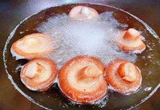 香菇放入开水中焯水断生后立即放入冷水中过凉