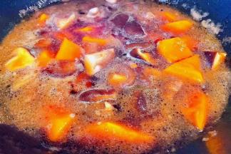 牛肉煮至七分熟放入南瓜大火煮五分钟放入香菇和南瓜一起煮五分钟