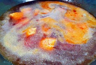 添加适量清水大火煮牛肉十五分钟