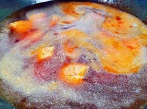 添加适量清水大火煮牛肉十五分钟