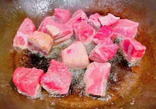 锅中倒入底油加热放入牛肉块大火快速翻炒