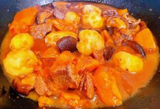 煮至所有食材熟透最后淋上鸡汁调味均匀即可出锅享用