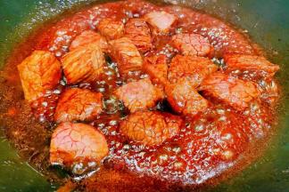 放入调味料一品鲜酱油、糖、蚝油、料酒炒至牛肉入味