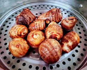 芋头洗净放入蒸锅中大火蒸二十分钟至熟透