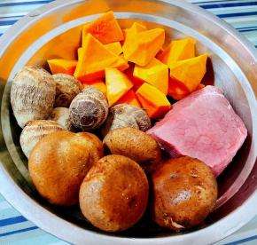 准备原材料牛肉、蒸熟的芋头、南瓜去皮切块、香菇去蒂洗净沥干水分