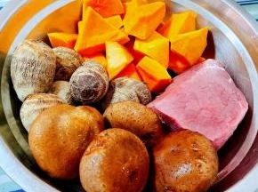 准备原材料牛肉、蒸熟的芋头、南瓜去皮切块、香菇去蒂洗净沥干水分