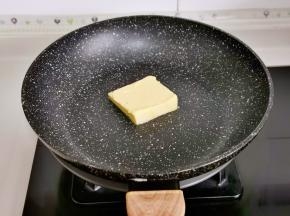 黄油放入不粘锅中。