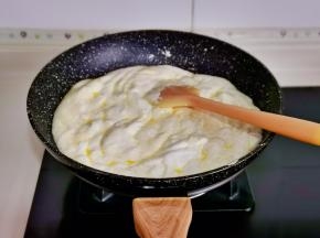 小火融化到棉花糖拉丝状态。