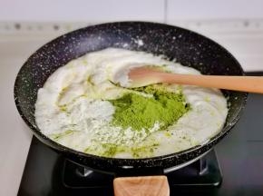 加入奶粉，抹茶粉。