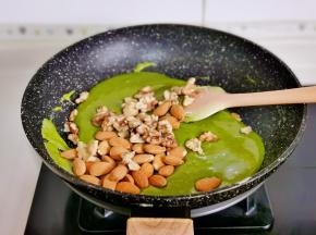 加入坚果拌匀。