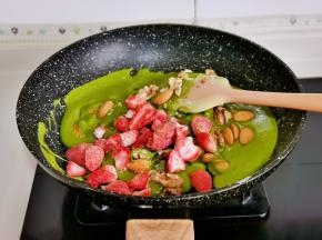 加入草莓冻干。