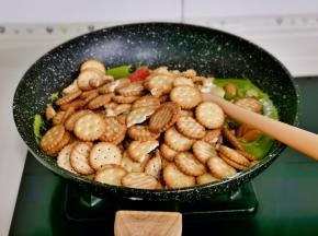 加入饼干。