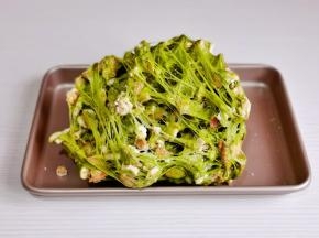 倒入不粘烤盘中，戴上手套来回捏拉。