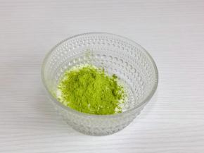抹茶粉与奶粉1：1拌匀。