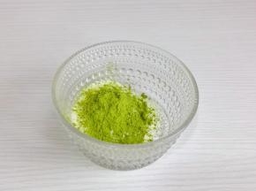 抹茶粉与奶粉1：1拌匀。