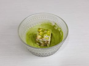 每块雪花酥裹上抹茶奶粉。