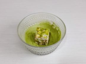 每块雪花酥裹上抹茶奶粉。