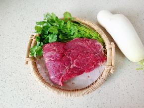 准备好牛肉，香菜，萝卜。