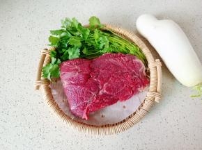 准备好牛肉，香菜，萝卜。