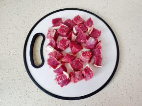 把牛肉切成小方块。