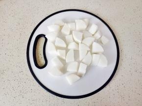 萝卜削皮切成厚一点的圆片，再切成四等份。