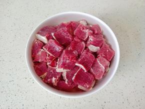 切好的牛肉放在清水里浸泡组血水。