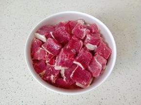 切好的牛肉放在清水里浸泡组血水。