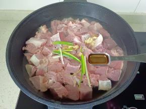 加入料酒两勺。