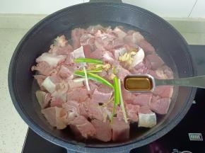 加入料酒两勺。