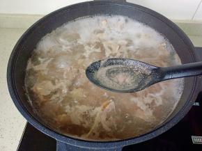 开大火焯水，撇去浮沫。