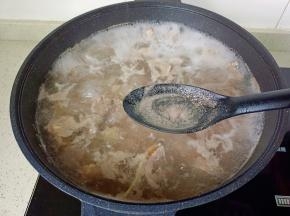 开大火焯水，撇去浮沫。