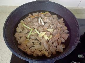 焯好水的牛肉重新入锅，加入生姜，葱段开大火煮开后中小火炖一小时。