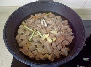 焯好水的牛肉重新入锅，加入生姜，葱段开大火煮开后中小火炖一小时。