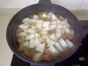 再加入切好的萝卜块中火煮20分钟。