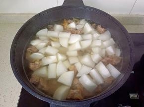 再加入切好的萝卜块中火煮20分钟。