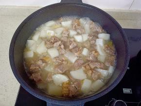 经过炖煮牛肉软烂了。