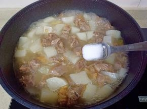 炖的差不多时加盐，胡椒粉调味。