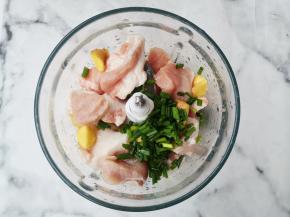 香菇，猪肉，姜切块，葱切段放入绞肉机一起绞碎。