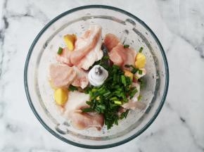 香菇，猪肉，姜切块，葱切段放入绞肉机一起绞碎。