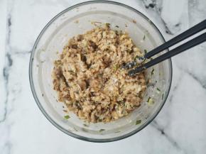 适量椒盐搅拌均匀腌制10分钟。