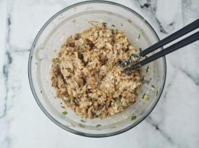 适量椒盐搅拌均匀腌制10分钟。