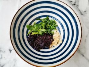 碗中放入紫菜，虾米，葱花，加2勺生抽。