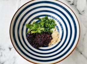 碗中放入紫菜，虾米，葱花，加2勺生抽。