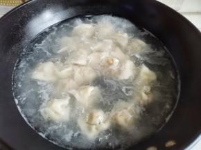 锅中烧开水，放入做好的饺子，