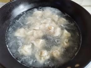 锅中烧开水，放入做好的饺子，