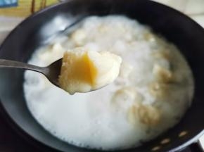 加一勺猪油，煮至饺子浮起，